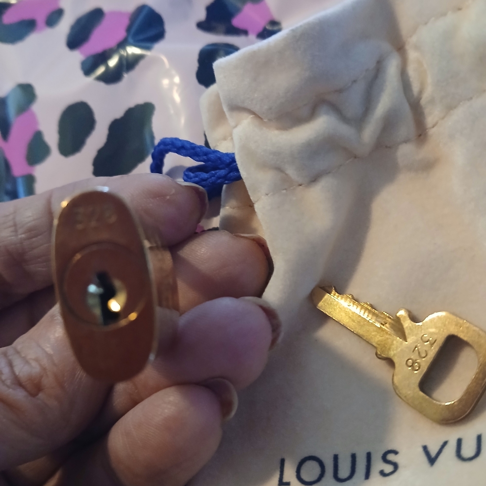LV GOLD BRASS LOCK & KEY #328 DUST BAG INCLUDED - Picture 5 of 8